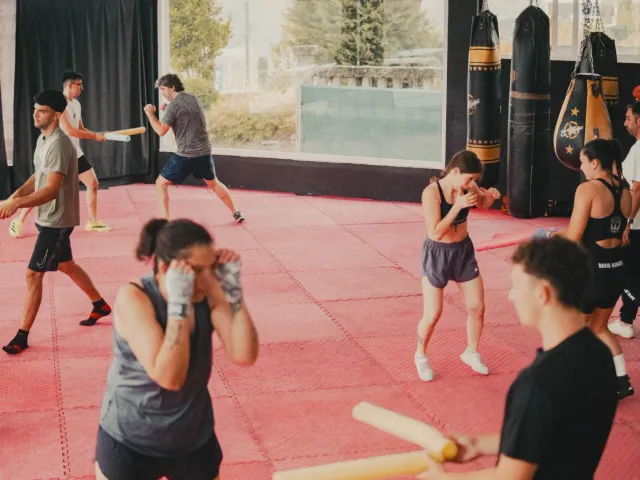 Clase de boxeo en grupo en la sala del club
