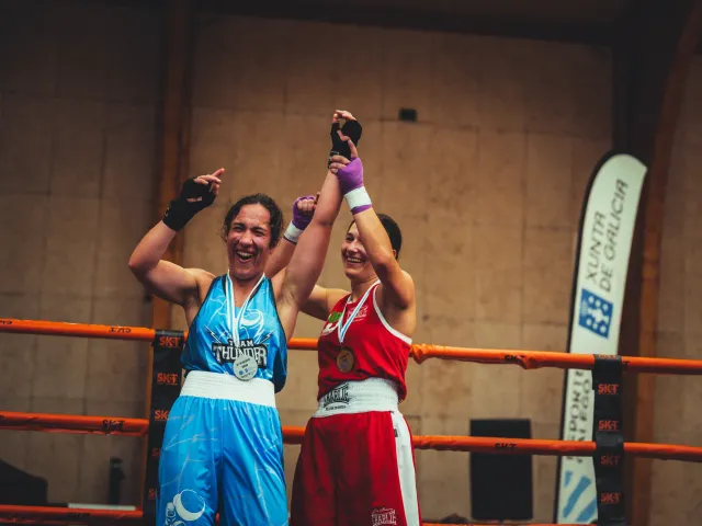 Celebración tras un combate de boxeo femenino