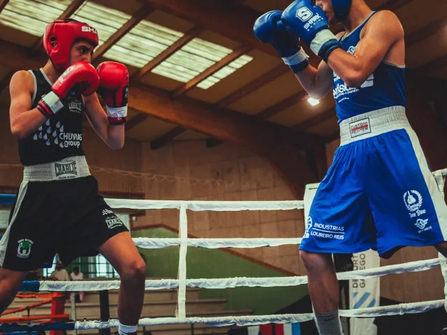 Boxeador del club en guardia durante un combate
