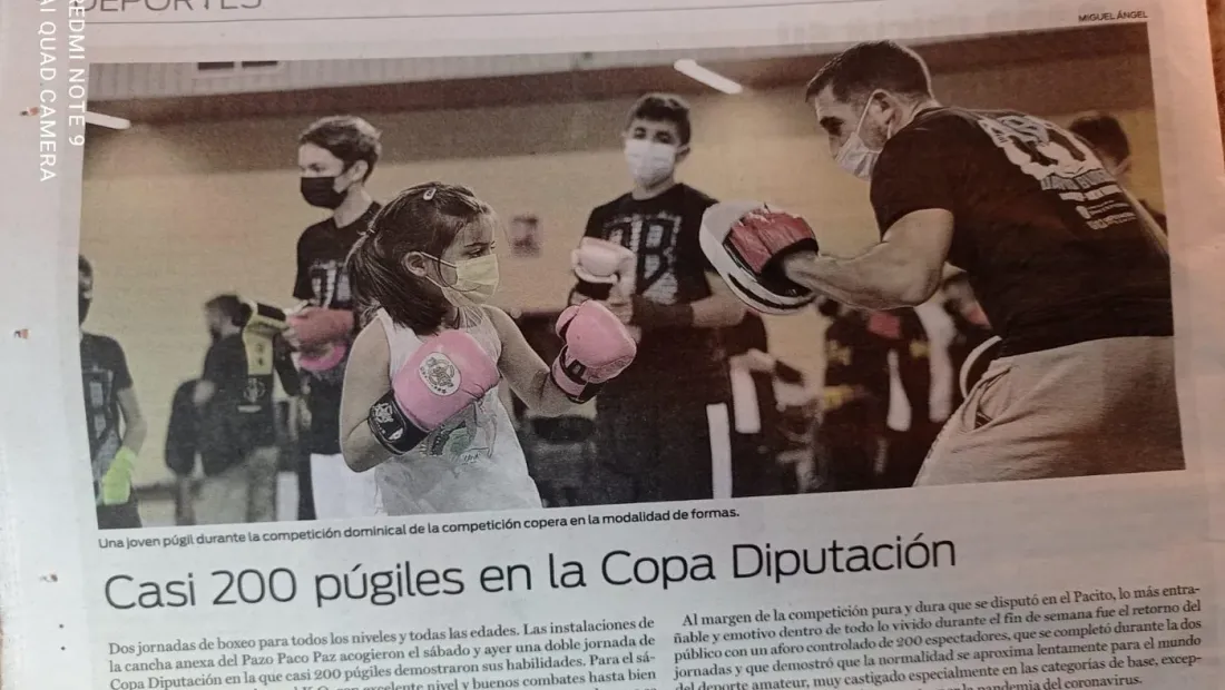 Recorte del diario La Región titulado «Casi 200 púgiles en la Copa Diputación», con una niña golpeando las manoplas de su entrenador