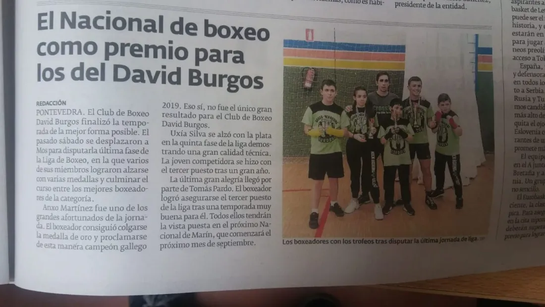 Recorte de prensa titulado «El Nacional de boxeo como premio para los del David Burgos», con los boxeadores posando con sus trofeos