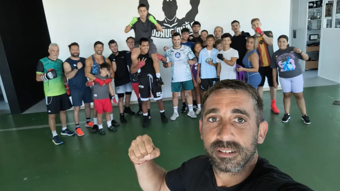 Grupo de boxeadores del Club de Boxeo David Burgos y clubes amigos tras un entrenamiento conjunto en el gimnasio