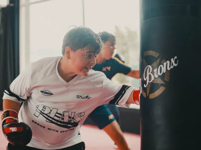 Niño golpeando el saco de boxeo