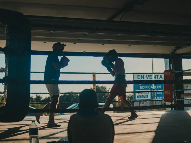 Sparring en el ring con luz natural