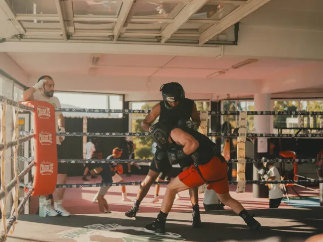 Ring de boxeo del club con la sala de entrenamiento al fondo