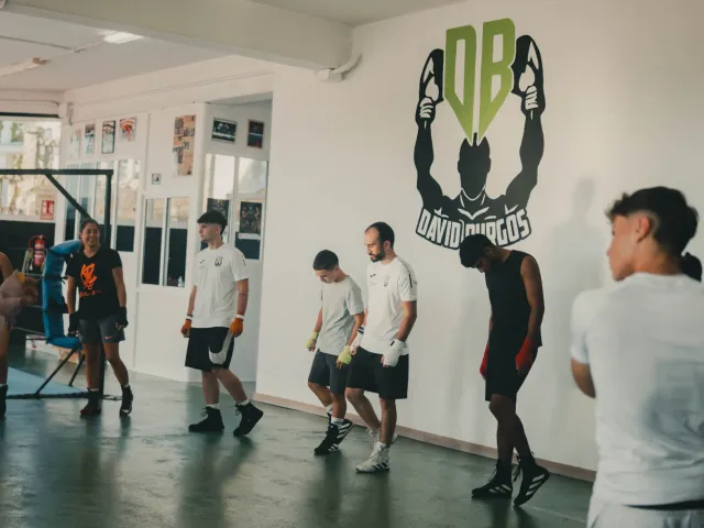 Sala principal del gimnasio con el logo del club