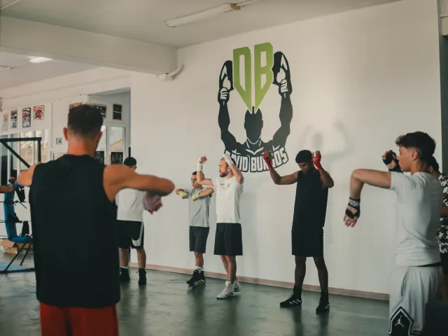 Boxeo de sombra en la sala principal