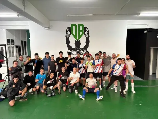 Atletas del club y de otros clubes invitados posando juntos tras la sesión de sparring del sábado