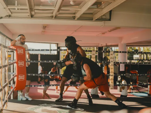Sparring en el ring del Club de Boxeo David Burgos en Pontevedra