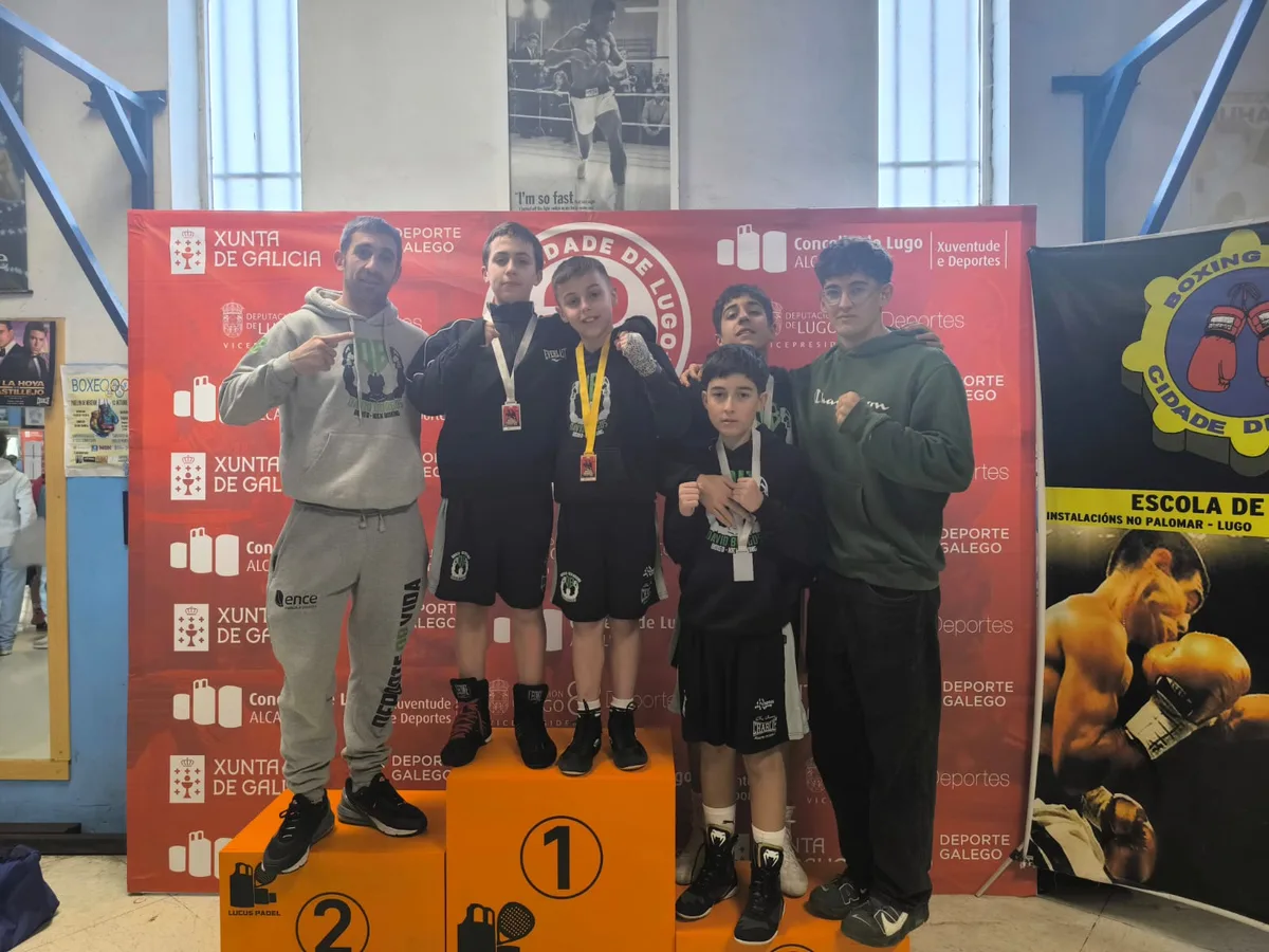 El entrenador y cuatro jóvenes competidores del club posando con sus medallas sobre el podio del Open de Lugo